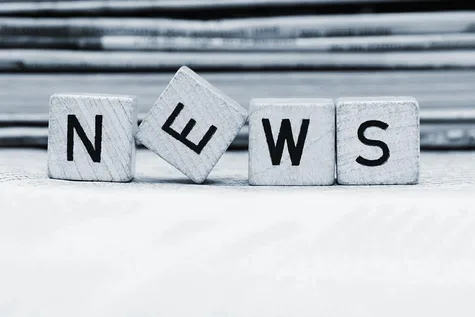 Holzwürfel, die mit dem Wort "News" bedruckt sind