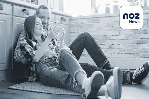 Ein Pärchen, das auf ein Handy schaut