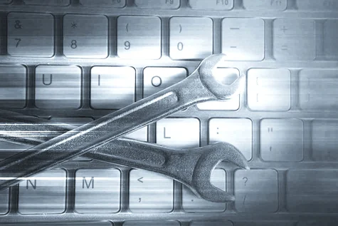 Werkzeug, das auf einer Tastatur liegt