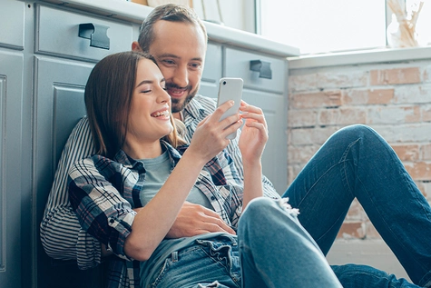 Frau und Mann schauen gemeinsam auf ein Smartphone