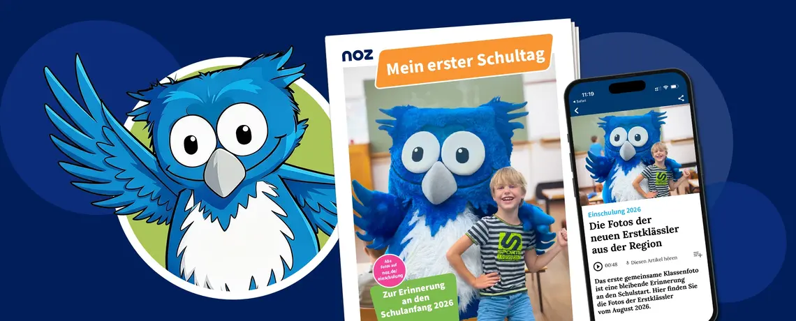Die Zeitungseule Ole winkt und präsentiert die Sonderausgabe zum ersten Schultag