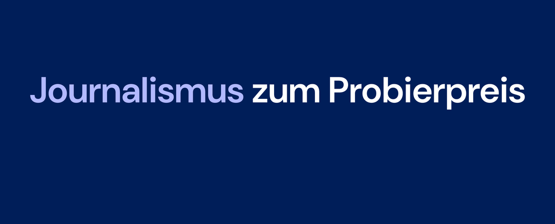 Dunkelblauer Hintergrund und in weißer Schrift steht "Journalismus zum Probierpreis."