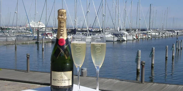 Yachthafen und Champagner